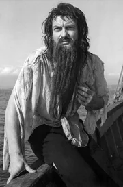 Durch eine List gelingt es Edmond Dantès (Jean Marais), aus dem Gefängnis zu fliehen und auf einem Schiff Zuflucht zu finden. Durch eine List gelingt es Edmond Dantès (Jean Marais), aus dem Gefängnis zu fliehen und auf einem Schiff Zuflucht zu finden.