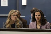 Michaela Stone (Melissa Roxburgh, l.); Grace Stone (Athena Karkanis, r.)