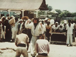 Pater Pedro (Bud Spencer, vorne M.) vermittelt den Eingeborenen seine Ansicht der christlichen Lehre. Und f&uuml;r S&uuml;nder hat er ein paar schlagkr&auml;ftige Argumente, auf den Pfad der Tugend zur&uuml;ckzukehren ...