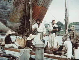 Statt die Einheimischen zu taufen, sehen es Pater J. (Terence Hill, l.) und Pater Pedro (Bud Spencer, r.) eher als ihre Pflicht als Missionare an, den Eingeborenen etwas zu essen zu verschaffen und f&uuml;r ein leichteres Leben zu sorgen ...