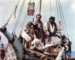 Auf einer Insel vor der K&uuml;ste Kolumbiens versuchen die beiden Missionare Pater J. (Terence Hill, M.) und Pater Pedro (Bud Spencer, r.), den Eingeborenen christliche Werte zu vermitteln - und verkaufen von ihrem kleinen Boot Pfeffer und Kaffee ...
