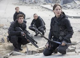Auf dem lebensgef&auml;hrlichen Weg ins Kapitol: die Rebellen Gale (Liam Hemsworth), Finnick (Sam Claflin), Messalla (Evan Ross) und Katniss (Jennifer Lawrence) ...