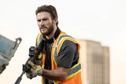 Jan (Scott Eastwood)
