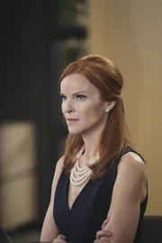 Während Lynette weiterhin versucht Tom zurückzugewinnen, ist Bree (Marcia Cross) die Hauptverdächtige im Mordfall um Alejandro ... Während Lynette weiterhin versucht Tom zurückzugewinnen, ist Bree (Marcia Cross) die Hauptverdächtige im Mordfall um Alejandro ...