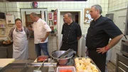 Um den "Ratskeller Hanau" und damit ihre Existenz zu retten, hoffen Oliver (r.) und sein Team auf die Hilfe von Frank Rosin (2.v.l.) ...