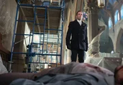 Nachdem ein Spion von Morland verhindert hat, dass Holmes (Jonny Lee Miller) und Watson von einer Bombe getötet werden, folgt Holmes der Spur dieses Spions und findet die Leiche des Bombenlegers in einer Kirche. Dort trifft er unerwartet auf seinen Vater ... Nachdem ein Spion von Morland verhindert hat, dass Holmes (Jonny Lee Miller) und Watson von einer Bombe getötet werden, folgt Holmes der Spur dieses Spions und findet die Leiche des Bombenlegers in einer Kirche. Dort trifft er unerwartet auf seinen Vater ...