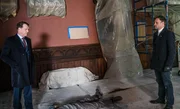 Morland Holmes (John Noble, l.) glaubt, dass der Mann, der die Bombe in seinem Büro deponierte, auch seinen Sohn Sherlock (Jonny Lee Miller, r.) töten wollte und bietet ihm seine Hilfe an. Sherlock ist sich jedoch sicher, dass er und Morland nicht denselben Feind haben ... Morland Holmes (John Noble, l.) glaubt, dass der Mann, der die Bombe in seinem Büro deponierte, auch seinen Sohn Sherlock (Jonny Lee Miller, r.) töten wollte und bietet ihm seine Hilfe an. Sherlock ist sich jedoch sicher, dass er und Morland nicht denselben Feind haben ...