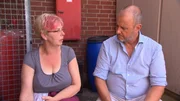 Die Aushilfe Brigit (l.) hält lieber ein Pläuschchen, als sich um den Service zu kümmern - so kommt es jedenfalls bei den Kunden an. Frank Rosin (r.) geht dem auf den Grund ... Die Aushilfe Brigit (l.) hält lieber ein Pläuschchen, als sich um den Service zu kümmern - so kommt es jedenfalls bei den Kunden an. Frank Rosin (r.) geht dem auf den Grund ...