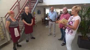 Obwohl viele potenzielle Kunden ständig vor ihrer Kantine umherlaufen, stehen Kantinenbetreiber Oliver (2.v.l.) und seine Aushilfe Brigit (l.) häufig vor leeren Plätzen. Können Sternekoch Frank Rosin (M.), Kantinenexperte Olaf Hertlein (2.v.r.) und Innendesignerin Kathi (r.) der "Kleinen Kombüse" noch helfen? Obwohl viele potenzielle Kunden ständig vor ihrer Kantine umherlaufen, stehen Kantinenbetreiber Oliver (2.v.l.) und seine Aushilfe Brigit (l.) häufig vor leeren Plätzen. Können Sternekoch Frank Rosin (M.), Kantinenexperte Olaf Hertlein (2.v.r.) und Innendesignerin Kathi (r.) der "Kleinen Kombüse" noch helfen?