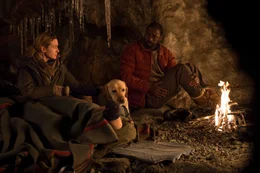 Alex Martin (Kate Winslet, l.); Ben Bass (Idris Elba, r.)