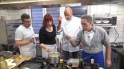Sternekoch Frank Rosin (2.v.r.) gibt Stefano (r.) und seinem Team Brian (l.) und Anna (2.v.l.) wichtige Tipps, aber wird der temperamentvolle Sizilianer diese auch annehmen? Sternekoch Frank Rosin (2.v.r.) gibt Stefano (r.) und seinem Team Brian (l.) und Anna (2.v.l.) wichtige Tipps, aber wird der temperamentvolle Sizilianer diese auch annehmen?