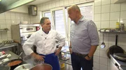 Der Quereinsteiger Stefano (l.) betreibt eine kleine Osteria direkt am Marktplatz. Doch der versteckte Eingang sorgt häufig dafür, dass die möglichen Kunden gar nicht erst reinkommen. Kann Frank Rosin (r.) dem aufbrausenden Restaurantbesitzer helfen, das Lokal doch noch zum Laufen zu bekommen? Der Quereinsteiger Stefano (l.) betreibt eine kleine Osteria direkt am Marktplatz. Doch der versteckte Eingang sorgt häufig dafür, dass die möglichen Kunden gar nicht erst reinkommen. Kann Frank Rosin (r.) dem aufbrausenden Restaurantbesitzer helfen, das Lokal doch noch zum Laufen zu bekommen?