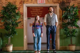 Bea (Cailey Fleming, l.); Cal (Ryan Reynolds, r.)