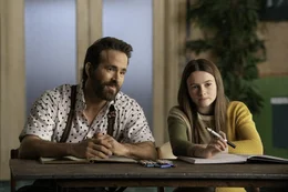 Cal (Ryan Reynolds, l.); Bea (Cailey Fleming, r.)