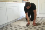 Tarek legt Hand an und verpasst der K&uuml;che neue Fliesen, die sie dringend n&ouml;tig hat. Ob das Design auch den potenziellen K&auml;ufern gefallen wird?