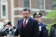 Der Vergewaltiger und Serienkiller Dick Reed ist aufgrund eines Fehlers der Gerichtsmediziner wieder auf freiem Fuß. Frank Reagan (Tom Selleck, M.) muss vor der Presse Erklärungen liefern und sich den unangenehmen Fragen stellen ... Der Vergewaltiger und Serienkiller Dick Reed ist aufgrund eines Fehlers der Gerichtsmediziner wieder auf freiem Fuß. Frank Reagan (Tom Selleck, M.) muss vor der Presse Erklärungen liefern und sich den unangenehmen Fragen stellen ...