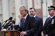 Weil es im Labor der Gerichtsmedizin zu Verunreinigungen von DNA Testergebnissen gekommen ist, kommen mehrere verurteilte Straftäter wieder frei. Der Bürgermeister (Bruce Altman, l.) versichert während einer Pressekonferenz, zusammen mit Frank Reagan (Tom Selleck, 2.v.r.) die Verantwortlichen zu Rechenschaft zu ziehen ... Weil es im Labor der Gerichtsmedizin zu Verunreinigungen von DNA Testergebnissen gekommen ist, kommen mehrere verurteilte Straftäter wieder frei. Der Bürgermeister (Bruce Altman, l.) versichert während einer Pressekonferenz, zusammen mit Frank Reagan (Tom Selleck, 2.v.r.) die Verantwortlichen zu Rechenschaft zu ziehen ...