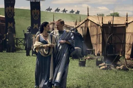 Noch hoffen Severus (Jared Harris, r.), Stadtoberhaupt von Pompeii, und seine Frau Aurelia (Carrie-Anne Moss, l.), dass sie Senator Corvus &uuml;berreden k&ouml;nnen, in Pompeii zu investieren. Eine v&ouml;llige Fehleinsch&auml;tzung, denn der skrupellose R&ouml;mer verfolgt ganz andere Interessen ...