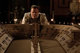 Der einflussreiche und skrupellose Senator Corvus (Kiefer Sutherland), der f&uuml;r den Tod von Milos Eltern und seinem Volk verantwortlich ist, will Cassia um jeden Preis zu seiner Gattin machen - daf&uuml;r geht er auch &uuml;ber Leichen ...