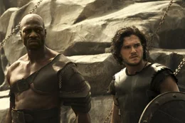 M&uuml;ssen den Kampf gegen eine halbe Legion aufnehmen: Milo (Kit Harington, r.) und Atticus (Adewale Akinnuoye-Agbaje, l.) ...
