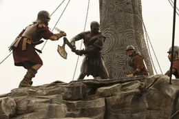 Eigentlich sollte dem Sklaven und Gladiator Atticus (Adewale Akinnuoye-Agbaje, 2.v.l.) nach seinem letzten, siegreichen Kampf die Freiheit geschenkt werden, doch dann muss er erkennen, dass r&ouml;mische Gesetze ganz schnell au&szlig;er Kraft gesetzt werden k&ouml;nnen ...
