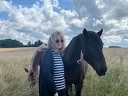 Charlotte Link in der Tierherberge "Fallada" des Vereins Pro Animale in Polen nahe Kolobrzeg. Hier leben Pferde, die aus länderübergreifenden Schlachttiertransporten gerettet wurden. Charlotte Link engagiert sich seit ihrer Jugend im Tierschutz. Charlotte Link in der Tierherberge "Fallada" des Vereins Pro Animale in Polen nahe Kolobrzeg. Hier leben Pferde, die aus länderübergreifenden Schlachttiertransporten gerettet wurden. Charlotte Link engagiert sich seit ihrer Jugend im Tierschutz.
