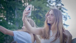 Manche tun es &ouml;ffentlich, manche heimlich, Fakt ist: fast jeder macht es - das Bild von sich selbst. Selfies - die Fotos, die das Smartphone schie&szlig;t - sind ein Ph&auml;nomen des jungen 21. Jahrhunderts, Wort des Jahres 2013, l&auml;ngst professionalisiert mit Selfie-Sticks und aufsetzbaren Kameraoptiken. Selfies sind global. Und: global verst&auml;ndlich. Kommunikation heruntergebrochen auf das Wesentliche: Mimik und Gestik.
