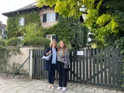 Von links: Charlotte Link mit ihrer Tochter in München vor dem Haus, in dem sie ihr erstes eigenes Zimmer gemietet hatte und begann, als Schriftstellerin zu arbeiten. Von links: Charlotte Link mit ihrer Tochter in München vor dem Haus, in dem sie ihr erstes eigenes Zimmer gemietet hatte und begann, als Schriftstellerin zu arbeiten.