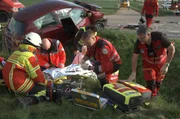 Die Notärzte des Rettungshubschraubers „Christoph 22“ kümmern sich um eine schwer verletzte junge Frau. Die Notärzte des Rettungshubschraubers „Christoph 22“ kümmern sich um eine schwer verletzte junge Frau.