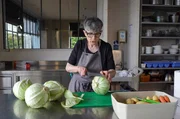 Chefk&ouml;chin Dominique Peythieu schneidet Wei&szlig;kohl f&uuml;r den typischen Eintopf der Auvergne zurecht.