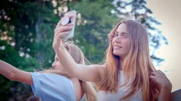Manche tun es &ouml;ffentlich, manche heimlich, Fakt ist: fast jeder macht es - das Bild von sich selbst. Selfies - die Fotos, die das Smartphone schie&szlig;t - sind ein Ph&auml;nomen des jungen 21. Jahrhunderts, Wort des Jahres 2013, l&auml;ngst professionalisiert mit Selfie-Sticks und aufsetzbaren Kameraoptiken. Selfies sind global. Und: global verst&auml;ndlich. Kommunikation heruntergebrochen auf das Wesentliche: Mimik und Gestik. Weiteres Bildmaterial finden Sie unter www.br.foto.de.