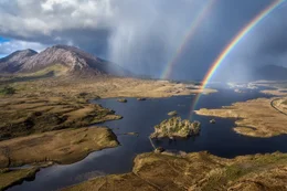 Regenbogen &uuml;ber dem Derryclare Lough, S&uuml;&szlig;wassersee in Connemara.