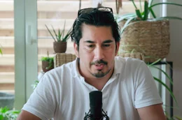 Alejandro Quezada bei der Aufzeichnung seines Podcasts f&uuml;r die Organisation "Chilean Adoptees Worldwide" (CAW): Er will aufkl&auml;ren und k&auml;mpft f&uuml;r Gerechtigkeit.