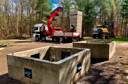 Wiederaufbau des im Jahr 2009 illegal abgebauten Grenzwachturms bei Walbeck (Landkreis B&ouml;rde) im April 2024