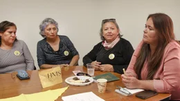 Treffen der Gruppe "Hijos y Madres del Silencio": Die M&uuml;tter suchen nach ihren verschleppten und illegal zur Adoption gegebenen Kindern.