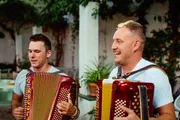 Thomas und Marco versuchen fröhliche Volksmusik mit melancholischem Fado zu verbinden. Thomas und Marco versuchen fröhliche Volksmusik mit melancholischem Fado zu verbinden.