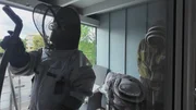 In voller Schutzkleidung und mit einem Industriestaubsauger entfernt ein Team um Imker Markus Bollen ein Nest der asiatischen Hornisse. In voller Schutzkleidung und mit einem Industriestaubsauger entfernt ein Team um Imker Markus Bollen ein Nest der asiatischen Hornisse.