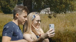 Carina und ihr Freund Chris machen ein Selfie.