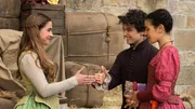 Lady Grace (Evie Coles, l.) und ihre besten Freunde Ellie (Carys John, r.), eine junge Bedienstete am Hof, und Hofnarr Masou (Rafael Alessandro, M.) sind unzertrennlich. Gemeinsam kommen sie am englischen Königshof Intrigen und Geheimnissen auf die Spur. Lady Grace (Evie Coles, l.) und ihre besten Freunde Ellie (Carys John, r.), eine junge Bedienstete am Hof, und Hofnarr Masou (Rafael Alessandro, M.) sind unzertrennlich. Gemeinsam kommen sie am englischen Königshof Intrigen und Geheimnissen auf die Spur.