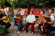Thomas Hegner (2.v.r.) und Marco Fischli (r.) musizieren mit der Sängerin Fábia Rebordão (M.) und dem Fado-Musiker Jorge Fernandes (2.v.l.). Thomas Hegner (2.v.r.) und Marco Fischli (r.) musizieren mit der Sängerin Fábia Rebordão (M.) und dem Fado-Musiker Jorge Fernandes (2.v.l.).