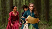 Lady Grace (Evie Coles, r.) macht sich gemeinsam mit ihren Freunden Ellie (Carys John, l.) und Masou (Rafael Alessandro, M.) auf die Suche nach dem verschwundenen Falken. Lady Grace (Evie Coles, r.) macht sich gemeinsam mit ihren Freunden Ellie (Carys John, l.) und Masou (Rafael Alessandro, M.) auf die Suche nach dem verschwundenen Falken.
