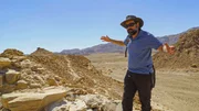 Erez Ben Yosef vor den Fundamenten eines Turm, der zur Befestigungsanlage der Schmelzst&auml;tten in Timna geh&ouml;rte.