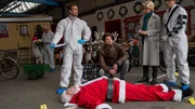 Der Weihnachtsmann ist tot! Claus Bretzinger der Chef der Weihnachtsmannzentrale, wurde erschlagen und Rechtsmediziner Dr. Benedikt Förster (Florian Wünsche, l.) sowie KTU-Leiter Jan Arnaud (Mike Zaka Sommerfeldt, r.) suchen am Tatort nach fallrelevanten Spuren. Für die Kommissare Martina Seiffert (Astrid M. Fünderich, 2.v.r.) und Jo Stoll (Peter Ketnath, M.) stellt sich die Frage, wer zu so einer Tat fähig ist. Der Weihnachtsmann ist tot! Claus Bretzinger der Chef der Weihnachtsmannzentrale, wurde erschlagen und Rechtsmediziner Dr. Benedikt Förster (Florian Wünsche, l.) sowie KTU-Leiter Jan Arnaud (Mike Zaka Sommerfeldt, r.) suchen am Tatort nach fallrelevanten Spuren. Für die Kommissare Martina Seiffert (Astrid M. Fünderich, 2.v.r.) und Jo Stoll (Peter Ketnath, M.) stellt sich die Frage, wer zu so einer Tat fähig ist.
