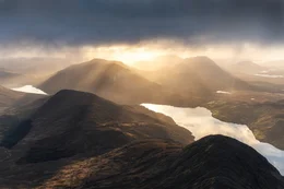 Winterlicher Sonnenaufgang &uuml;ber Connemara mit Blick auf den Mweelrea Mountain.