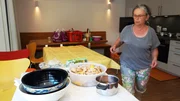 Maria kocht für den Knödelsalon. Maria kocht für den Knödelsalon.