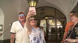 Manche tun es &ouml;ffentlich, manche heimlich, Fakt ist: fast jeder macht es - das Bild von sich selbst. Selfies - die Fotos, die das Smartphone schie&szlig;t - sind ein Ph&auml;nomen des jungen 21. Jahrhunderts, Wort des Jahres 2013, l&auml;ngst professionalisiert mit Selfie-Sticks und aufsetzbaren Kameraoptiken. Selfies sind global. Und: global verst&auml;ndlich. Kommunikation heruntergebrochen auf das Wesentliche: Mimik und Gestik.