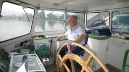 Kapit&auml;n Herbert Rispy auf dem historischen Schiff Stein am Rhein.