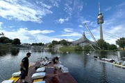 Pyrotechniker installieren auf dem Olympiasee ein Feuerwerk für den Sommernachtstraum. Pyrotechniker installieren auf dem Olympiasee ein Feuerwerk für den Sommernachtstraum.