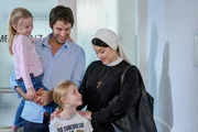 Schwester Claudia willigt ein, mit den Lehners abendzuessen (v.li.: Lara Campagnoli, Kai Albrecht, Fynn Wolf, Mareike Lindenmeier). Schwester Claudia willigt ein, mit den Lehners abendzuessen (v.li.: Lara Campagnoli, Kai Albrecht, Fynn Wolf, Mareike Lindenmeier).