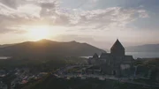 Es ist eines der bekanntesten armenischen Postkartenmotive: das Kloster Sewanawank auf der gleichnamigen Halbinsel. Es ist eines der bekanntesten armenischen Postkartenmotive: das Kloster Sewanawank auf der gleichnamigen Halbinsel.